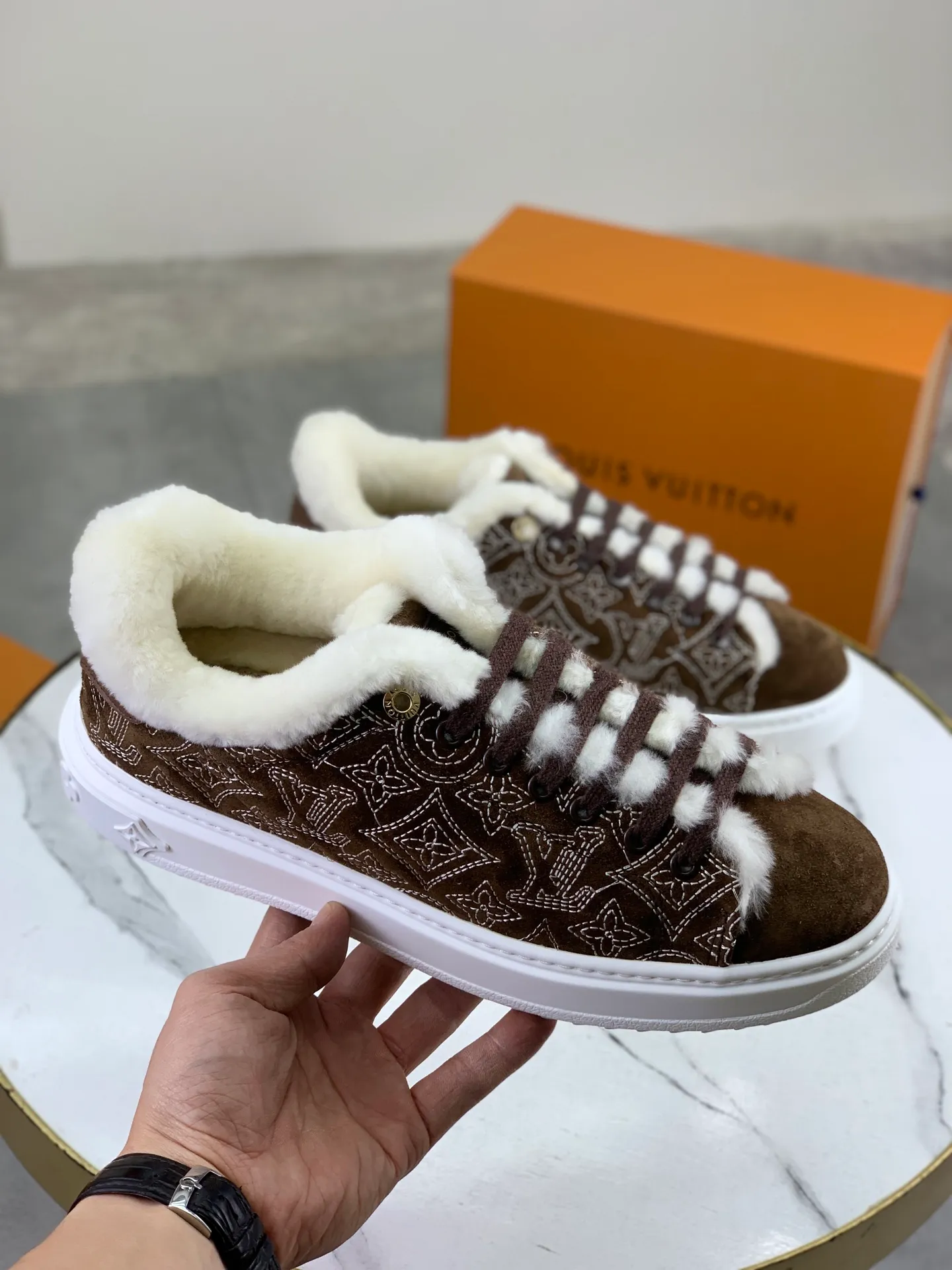 Factory price P740 Wool lining 💶 Top version [LOUIS VUITTON] Couple 🧑‍🤝‍🧑 Craftsman style Counter series (original order) New style 🍀LV Louis Vuitton - top version LV classic high-top trendy shoes! Made of imported original craft calfskin, original warm wool lining, and original wear-resistant, lightweight, high-end TPU outsole! High quality products! 3️⃣ colors available, code numbers: female 35-39, male 39-44 (female 40, male 45 46 customized)
